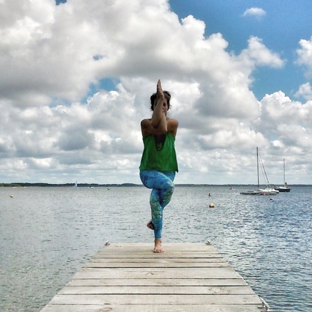 Yoga dynamique sur la plage